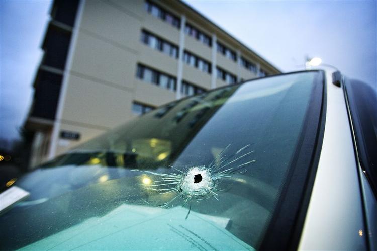 Skudhul i parkeret bil ved Taastrupgård. 