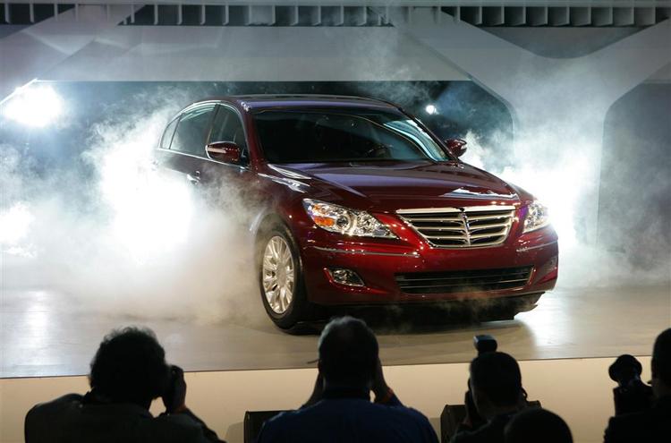 Der bliver ikke sparetpå effekterne, når de nye biler præsenteeres på Detroit Auto Show. Her er det en Hyundai Genesis, der ruller ind på scenen. 
