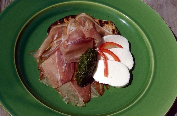 Mozzarella er en yndet spise ikke bare på italienernes men også på danskernes spiseborde. Nu er kvæget, der leverer mælk til osten, truet af sygdom. 
