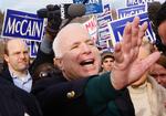 De republikanske præsidentkandidater beskylder John McCain for at udnytte smædekampagne mod ham til at vinde sympati hos vælgere og medier. 