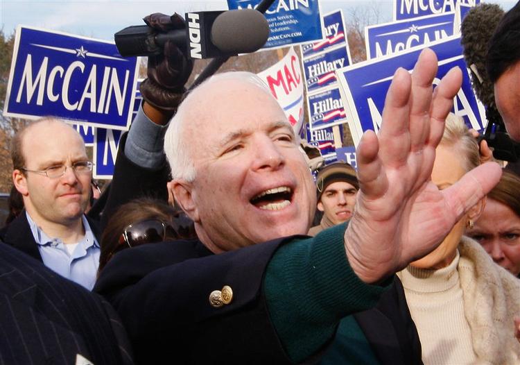 De republikanske præsidentkandidater beskylder John McCain for at udnytte smædekampagne mod ham til at vinde sympati hos vælgere og medier. 