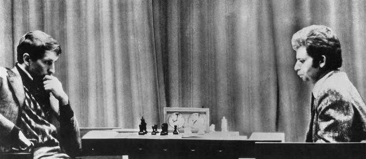 Bobby Fischer og Boris Spasskij (t.h.) under verdensmesterskaberne i skak i 1972 i Reykjavik. 
