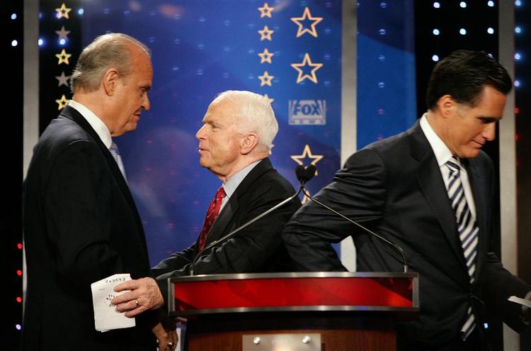Fiktive meningsmålinger manipulerer med de republikanske præsidentkandidater Fred Thompson (tv.), John McCain og Mitt Romney. 