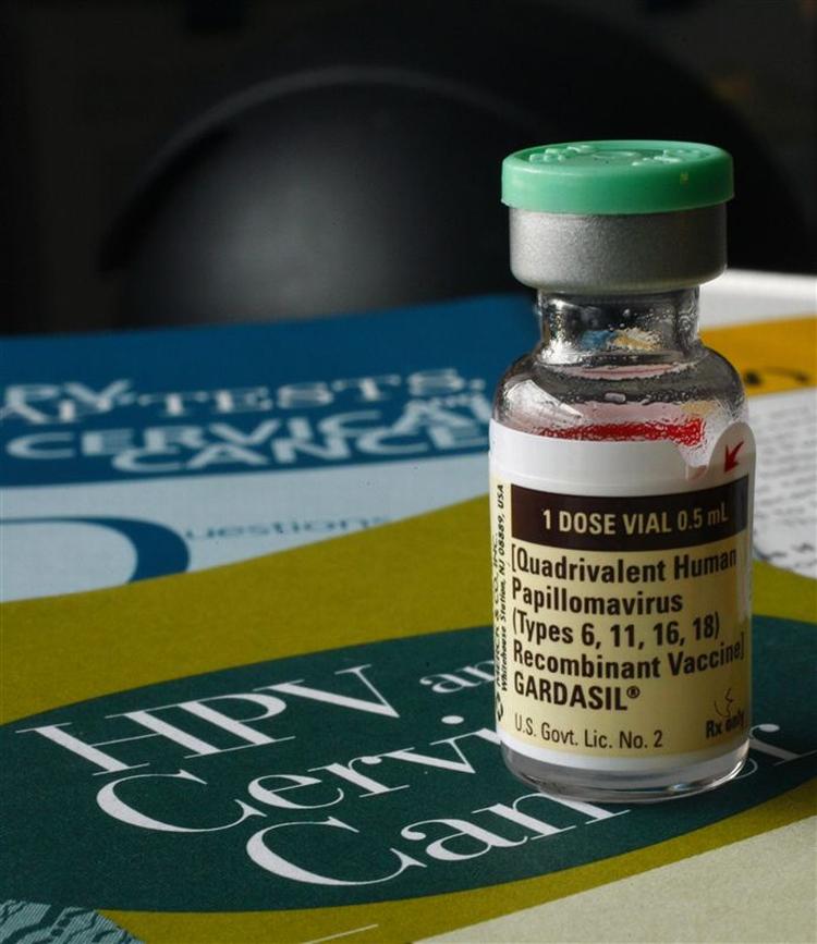 Vaccinen mod HPV-virus, der kan forårsage livmoderhalskræft. Kræftens Bekæmpelse og Sundhedsstyrelsen anslår, at 100 kvinder vil dø, fordi vaccinen er blevet udskudt et år. 
