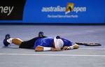 En klatøjet Lleyton Hewitt fejrer den seneste sejr i Gran Slam-historien. 