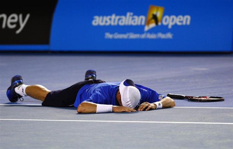 En klatøjet Lleyton Hewitt fejrer den seneste sejr i Gran Slam-historien. 