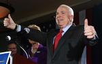 McCain efter sejren i Charleston, South Carolina. 