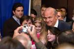 Nogle heldige Fred Thompson-tilhængere sikrer sig et billede i tide. Alt tyder på, at skuespilleren fra 'Jagten på røde oktober' trækker sit kandidatur. 