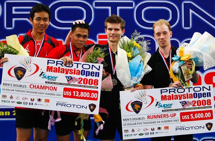 5.600 dollar er da værd at tage med, men mindst lige så vigtigt er de point til verdensranglisten, Lars Paaske (nr. to fra højre) og Jonas Rasmussen fik for finalepladsen i Malaysia Open. 