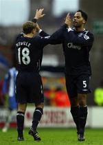 Evertons store midterforsvarer Joleon Lescott (th.) bliver gratuleret med en scoring i dagens kamp mod Wigan. 