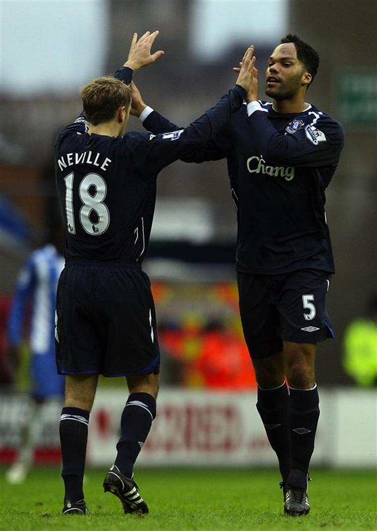Evertons store midterforsvarer Joleon Lescott (th.) bliver gratuleret med en scoring i dagens kamp mod Wigan. 