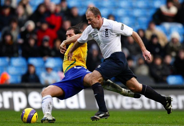 Alan Shearer ses her under en velgørenhedskamp i december 2007 i Manchester. 