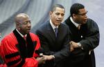 Barack Obama synger 'We shall overcome' med Raphael Warnock (højre) og pastor Shanan Jones (venstre) i Atlanta. 