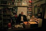 En palæstinensisk sælger stearinlys fra sin butik i Gaza By. 