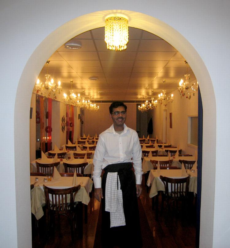 Arshad Mehmood har åbnet den kombinerede restaurant og take away Spicy Corner sammen med Iftikhar-Ul-Hassan, som begge kommer fra samme pakistanske landsby. 