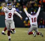 Lawrence Tynes på vej ud af banen efter sin afgørende indsats i opgøret mod Green Bay Packers. 