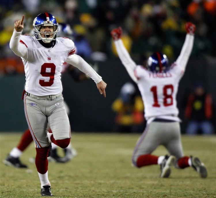 Lawrence Tynes på vej ud af banen efter sin afgørende indsats i opgøret mod Green Bay Packers. 