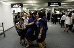 Smile kan de stadig væk, stewardesserne på Thai Airways. 