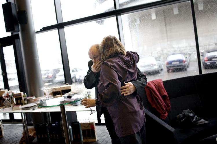 Harald Børsting omfavner Tine Aurvig-Huggenberger efter som ny LO-formand at have holdt en afskedstale for hende. 