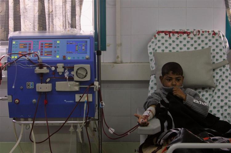 En palæstinensisk dreng behandles på al-Shifa-hospitalet i Gaza By. 