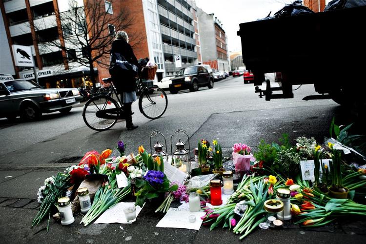 Der bliver stadig lagt friske blomster på stedet, hvor de to unge mænd blev dræbt af en flugtbilist. 
