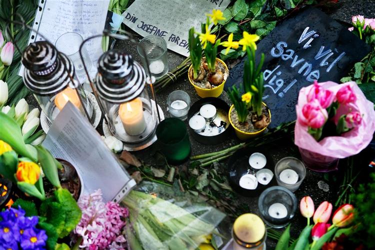 Der er lagt blomster på stedet på Frederiksberg i København, hvor to cyklister blev mejet ned af en flugtbilist. 