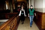 Det grønlandske medlem af Folketinget Juliane Henningsen fra partiet IA (th.) leverede den stemme, der gav flertal til Pia Christmas-Møllers asylforslag. 