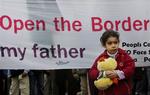 Israel har blokeret grænserne til Gaza efter gentagne raketangreb fra Hamas mod israelske byer. Men nu tillader Israel igen livsvigtige leverancer. 