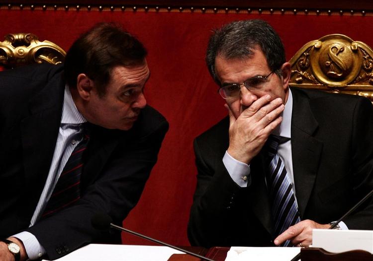 Italiens regeringsleder Romano Prodi (th) ses her sammen med den tidligere justitsminister Clemente Mastella, som har forladt regeringen efter en korruptionsskandale. 