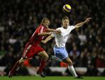 Aston Villas Martin Laursen kæmper med Liverpools Dirk Kuyt om bolden i kampen, som endte 2-2. 