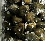Til biddet   Åbner man forsigtigt en kapers og bøjer de otte kronblade til siden, afsløres et indre af utallige bittesmå støvdragere. Den umodne blomster- knop får sin særegne smag ved saltning eller i en eddikelage. Foto: Rune Pedersen 