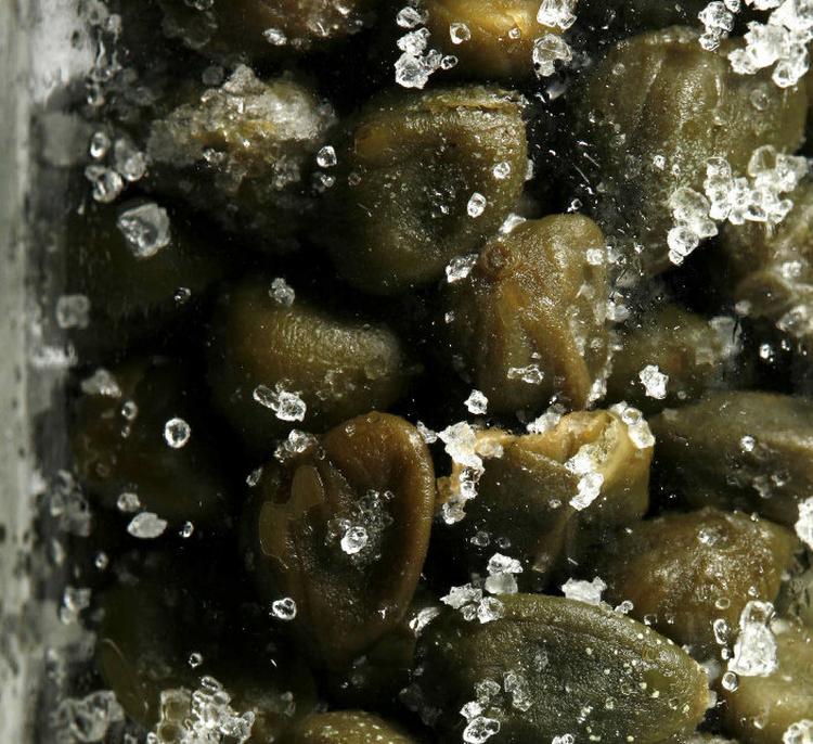Til biddet   Åbner man forsigtigt en kapers og bøjer de otte kronblade til siden, afsløres et indre af utallige bittesmå støvdragere. Den umodne blomster- knop får sin særegne smag ved saltning eller i en eddikelage. Foto: Rune Pedersen 