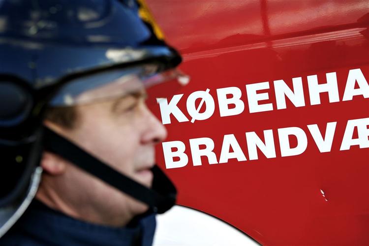 En påsat brand i en gaffeltruck i Blågårdsgade i nat skulle trække brandbiler og politi på gaden, så unge fra området på Indre Nørrebro havde noget at kaste sten efter.Her er sprøjten fra Fælledvejs brandstation med  mærker efter stenkast i blandt andet døren. 