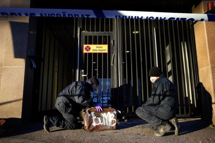 Svenske bombeeksperter ved en bombeattrap med påskriften 'BOMBE'. 