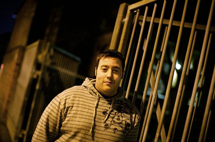 Udsigten til at få et ungdomshus i nabobygningen bekymrer beboere på Frederiksundsvej. Men Nilas Andersen tager det roligt: 'Bare de ikke laver ballade, er det ok', mener han. 