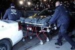 Ambulancefolk og politi kører bort med afdøde tirsdag aften. 