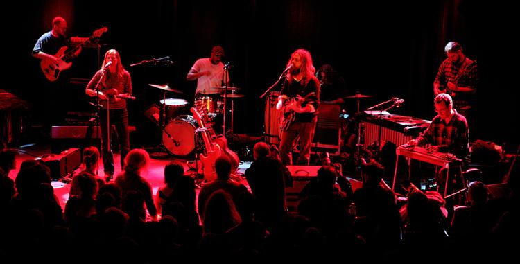 Iron and Wine turnerer med et syv personers orkester, hvor adskillige af medlemmerne kan spille lidt af hvert. Sammen skabte bandet øjeblikke af magi i Voxhall mandag aften. 