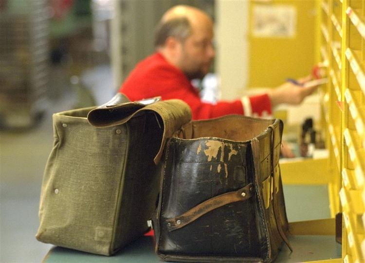 Post Danmark havde lagt op til forringelser på landet, men efter omfattende pres bliver nogle af forslagene droppet. 