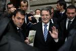 Romano Prodis dage som ministerpræsident kan være talte. I kulissen lurer Berlusconi på et comeback. 