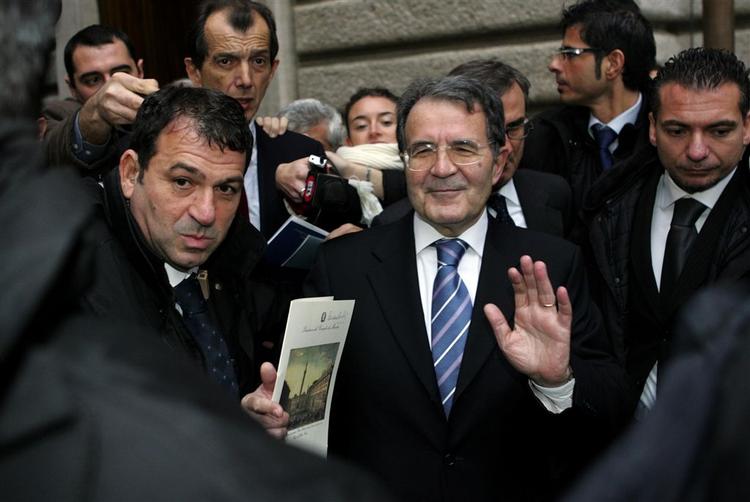 Romano Prodis dage som ministerpræsident kan være talte. I kulissen lurer Berlusconi på et comeback. 