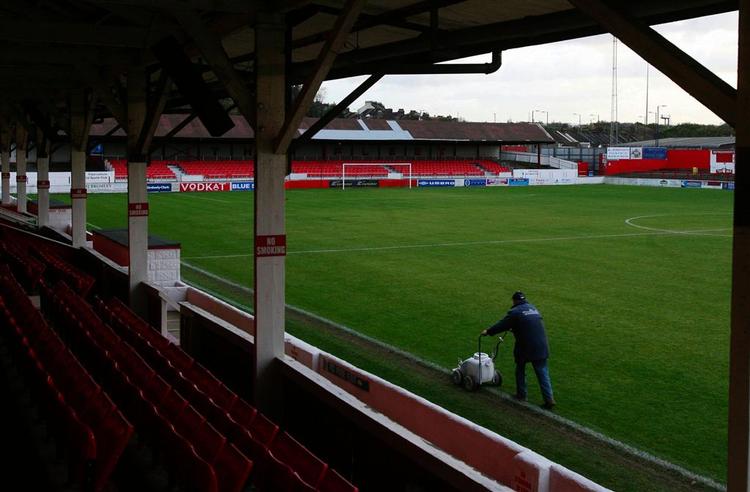 Ebbsfleet United har hjemmebane på Stonebridge Road i byen Gravesend, som ligger en lille times kørsel sydøst for London. Det koster 35 pund årligt at være med i fælleskabet. 