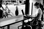 Danskerne er begyndt at gå på cafe med deres computer. På den måde kan de forene arbejde med det sociale - uden at blive afbrudt af vennen eller kæresten.  Arkivfoto: Jacob Ehrbahn 