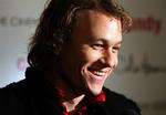 Den australsk-fødte skuespiller Heath Ledger blev i går fundet død. Årsagen til hans død er stadig ukendt. 