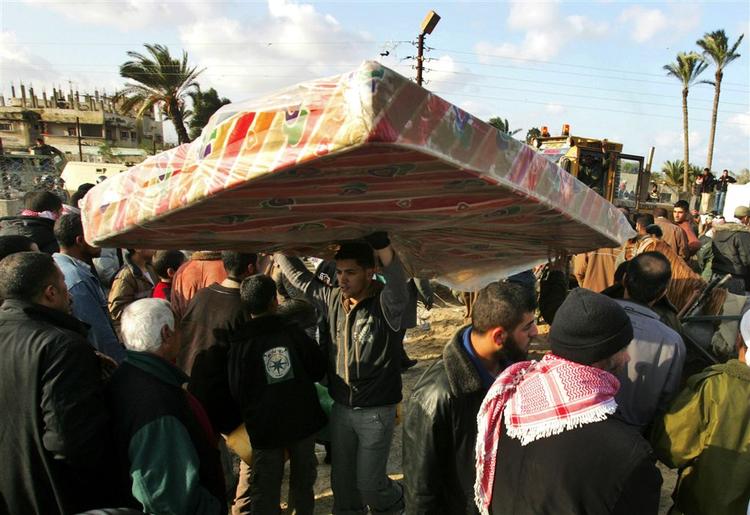 Indbyggerne i Gaza køber stort ind på den anden side af grænsen mod Egypten. 