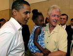 Barack Obama og Bill Clinton, mens de stadig var gode venner, der talte pænt til og om hinanden. Her besøger de to demokrater ofre efter orkanen Katrina i 2005. 