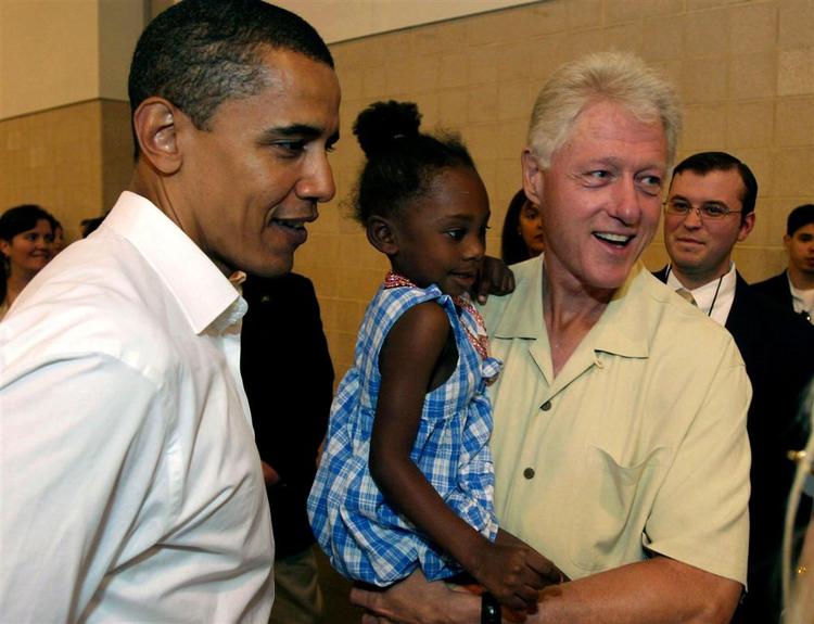 Barack Obama og Bill Clinton, mens de stadig var gode venner, der talte pænt til og om hinanden. Her besøger de to demokrater ofre efter orkanen Katrina i 2005. 