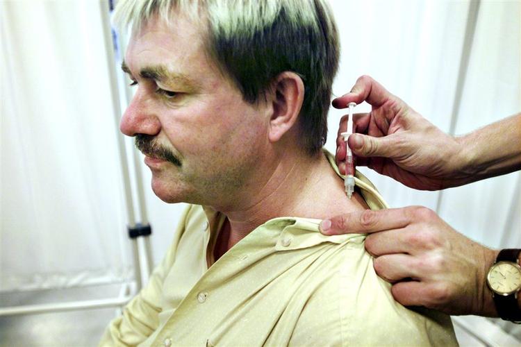 Vi får næppe en influenzaepidemi i Danmark i år. Men danskerne er garderet: der er solgt 700.000 doser vaccine. 