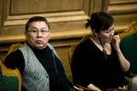 De to grønlandske folketingsmedlemmer, Lars-Emil Johansen og Juliane Henningsen, under gårsdagens asyldebat i Folketinget. 