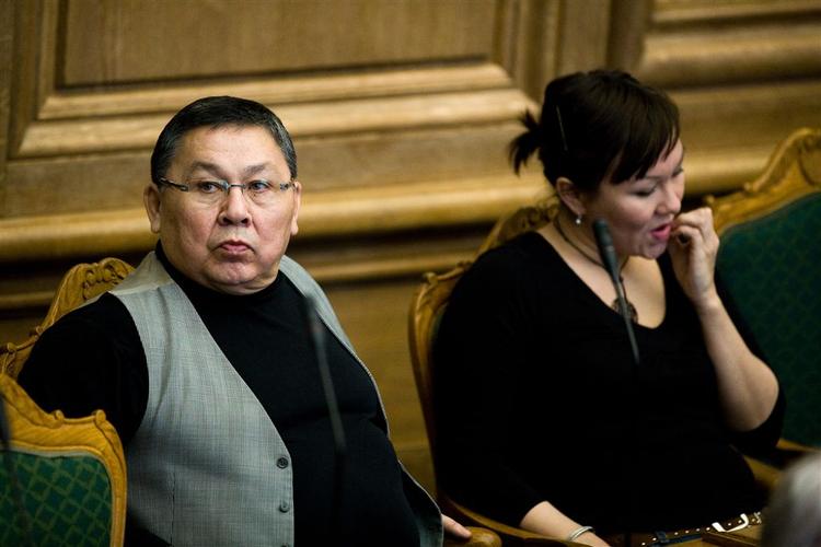 De to grønlandske folketingsmedlemmer, Lars-Emil Johansen og Juliane Henningsen, under gårsdagens asyldebat i Folketinget. 