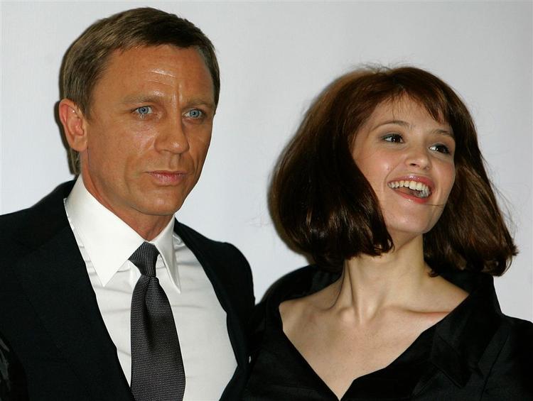 Daniel Craig, der  er klar til at optræde som Bond igen, står her sammen Gemma Arterton, der spiller en MI6 agent i den kommende film. 